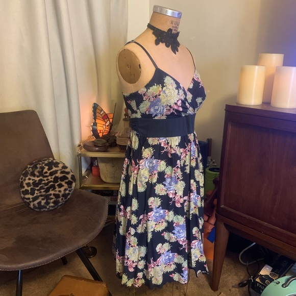 derek heart Floral Dress. Tagged size L but honestly I would say it’s a S - Picture 3 of 6